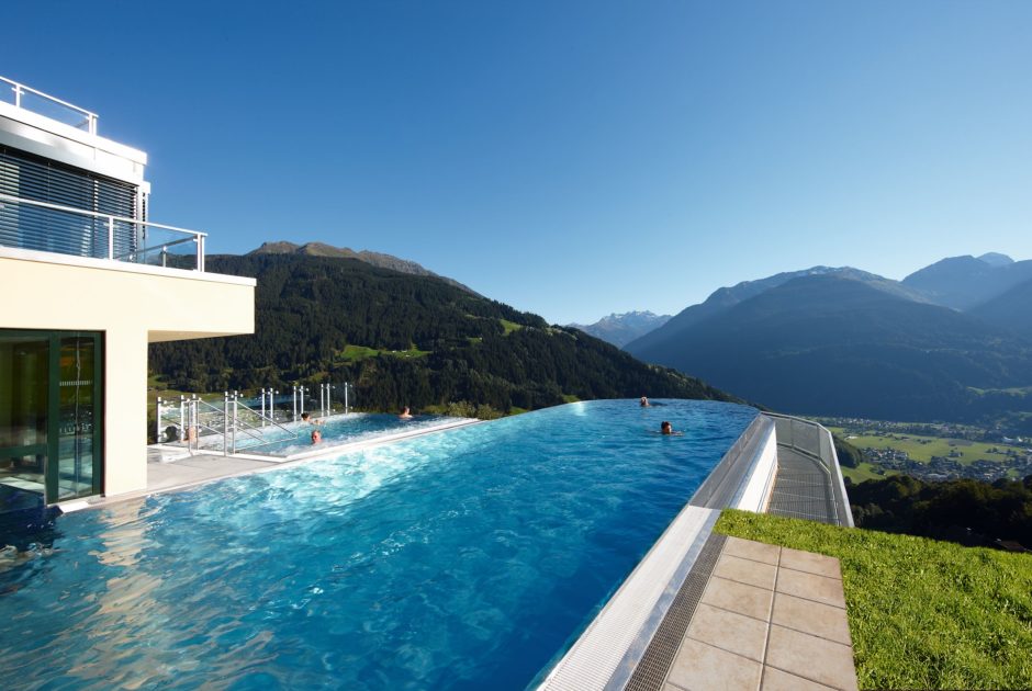 Skypool des Wellnesshotels Ferienhotel Fernblick in Bartholomäberg, Montafon, mit Blick in die Berge