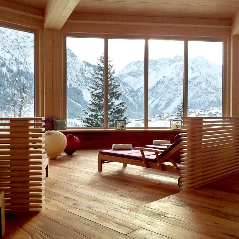 Ruheraum mit Aussicht im Wellnesshotel Haller's Genuss & Spa Hotel, Kleinwalsertal (c) Haller's Genuss & Spa Hotel
