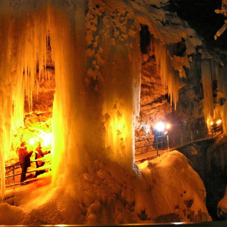 Fackelwanderung Kleinwalsertal, mit Fackeln ausgeleuchtet Breitachklamm, Sanfter Winter abseits der Pisten in Vorarlberg