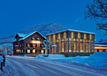 Genießer-Hotel Das Schiff in Hittisau, Außenansicht in verschneiter Umgebung