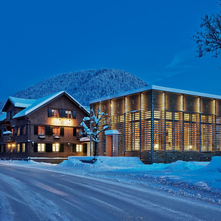 Genießer-Hotel Das Schiff in Hittisau, Außenansicht in verschneiter Umgebung