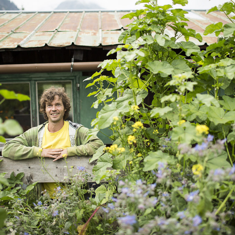 Permakulturgärtner Andreas Haller in seinem Garten im Bregenzerwald © Darko Todorovic