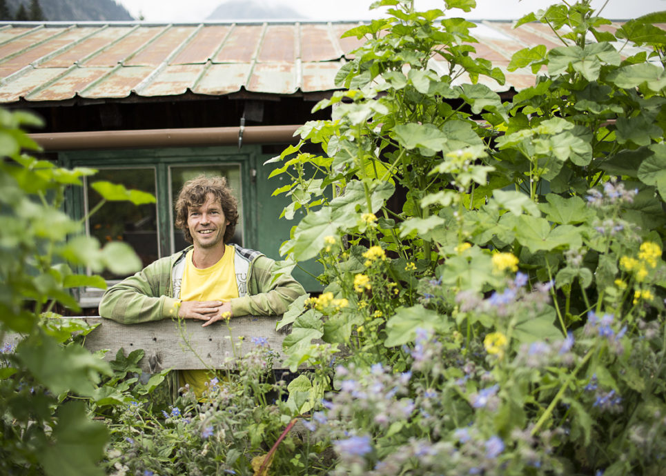 Permakulturgärtner Andreas Haller in seinem Garten im Bregenzerwald © Darko Todorovic