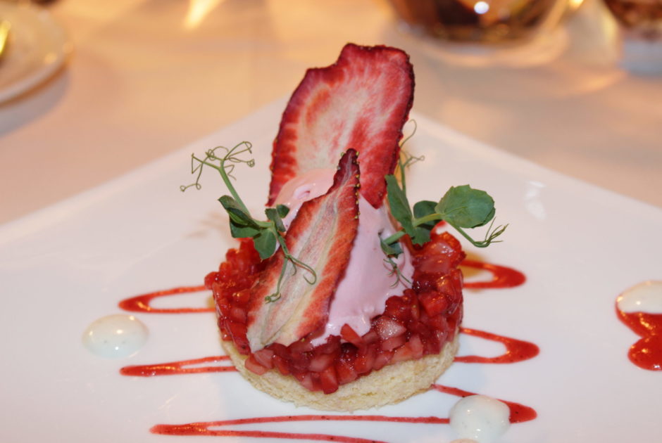 Feines Dessert mit Erdbeervariationen auf dem Teller