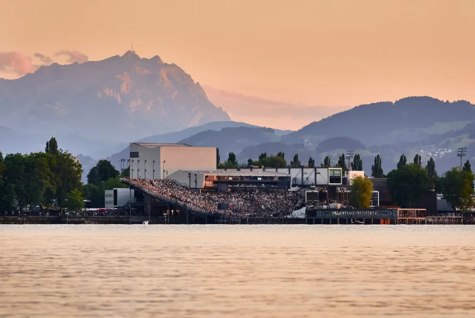 Ambiente der Seebühne der Bregenzer Festspiele, Seetribüne mit Publikum bei Abendstimmung vom See aus gesehen