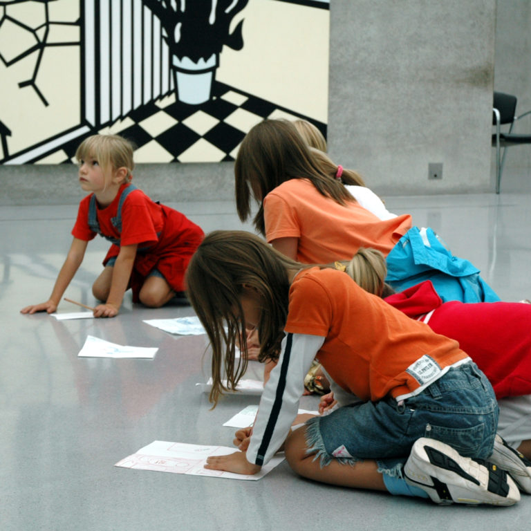 Kinder bei einem Kunst-Vermittlungs-Workshop im Kunsthaus Bregenz