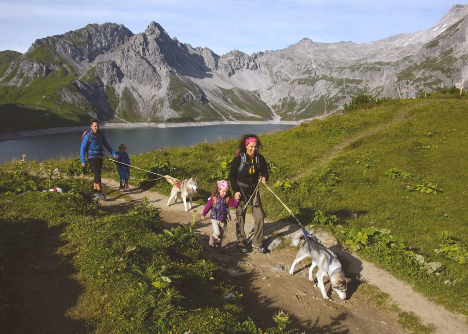 Familienwandern-Huskywanderung-am-Lünersee-c-Udo-Bernhart-Österreich-Werbung