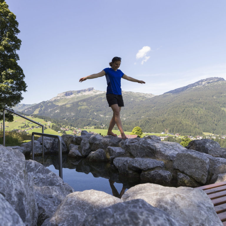 Naturerlebnisplatz Wassertretbecken in Schwand, Lebensfeuer-Region Kleinwalsertal © Oliver Farys / Kleinwalsertal Tourismus