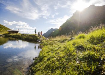 Wanderer im Seetal im Montafon im Sommer