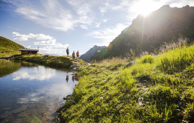 Drei Wanderer im Seetal in der Silvretta-Montafon im Sommer