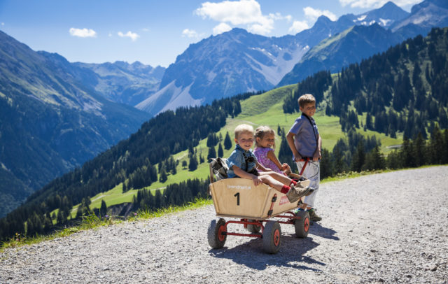 Familienwanderung am Natursprüngeweg © Bernhard Huber/Alpenregion Bludenz Tourismus GmbH