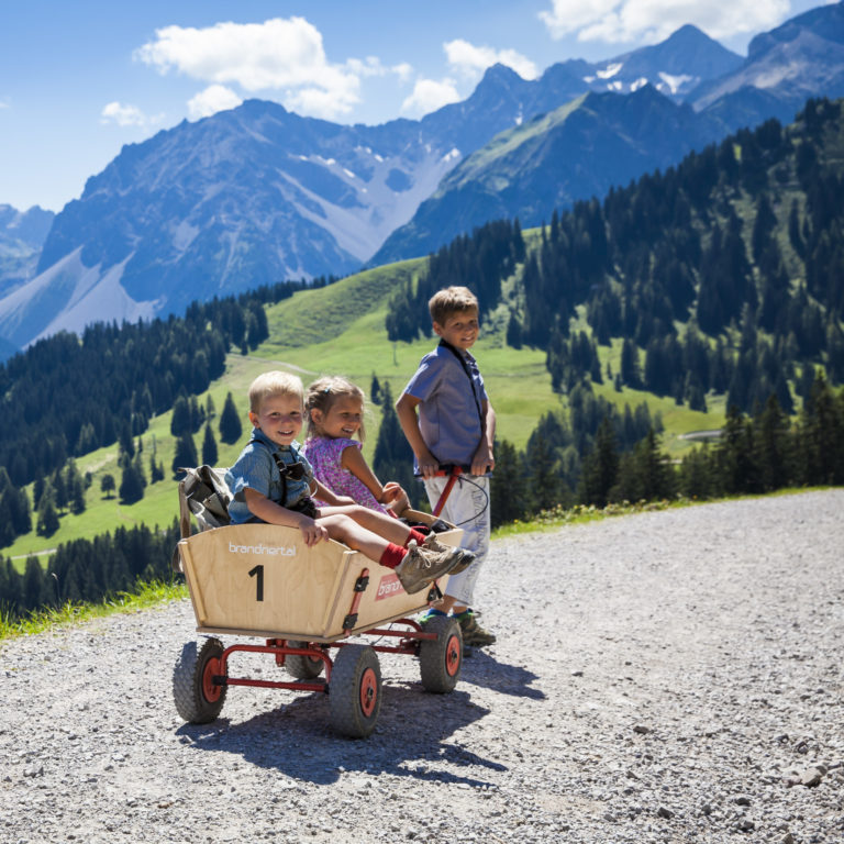 Familienwanderung am Natursprüngeweg © Bernhard Huber/Alpenregion Bludenz Tourismus GmbH