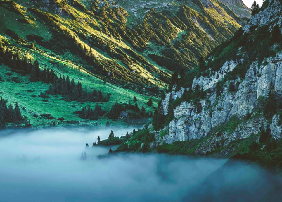 Blick auf die Rote Wand, Nebeldecke, Formarinsee (c) Freiburger Hütte, Formarinsee, Lechquellengebiet (c) Dietmar Denger / Vorarlberg Tourismus