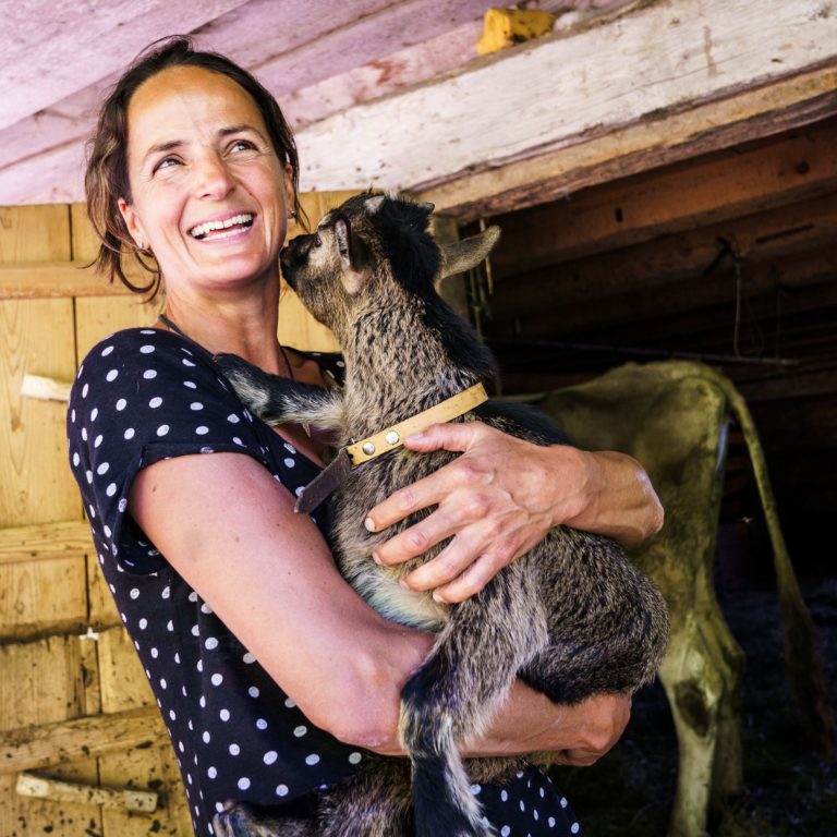 Alpe Streichbrunnen Kitzlein, Tierärztin Daniela Erlenbusch (c) Dietmar Denger / Vorarlberg Tourismus