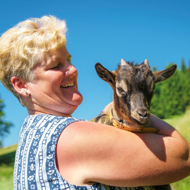 Veronika Steurer mit Ziegenkitz, Alpe Streichbrunnen, Hittisau (c) Dietmar Denger / Vorarlberg Tourismus