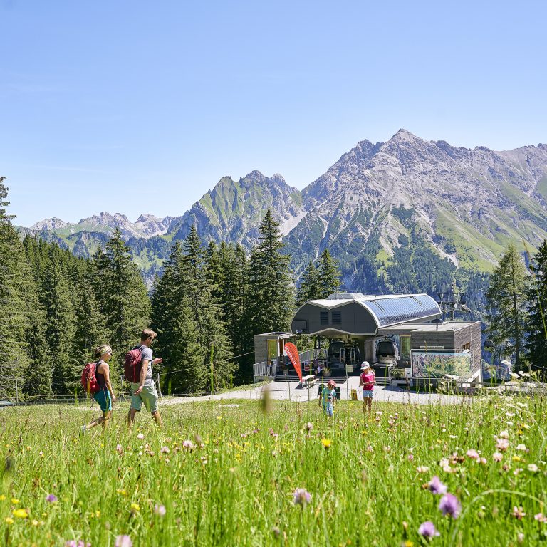 Bergstation Palüdbahn Sommer mit Wanderer (c) Alex Kaiser-Alpenregion Bludenz GmbH