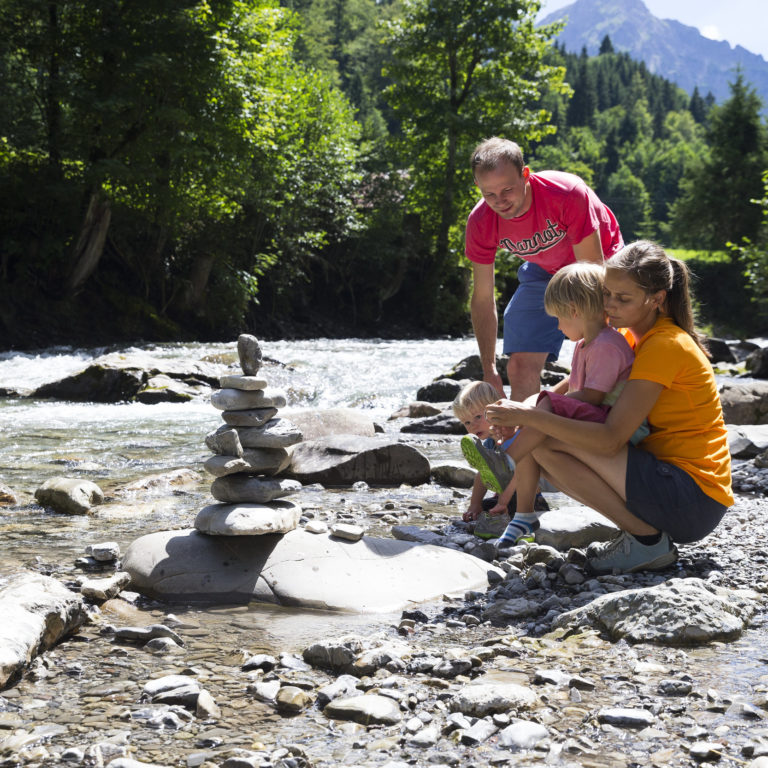 Burmiweg Familie © Oliver Farys; Kleinwalsertal Tourismus eGen