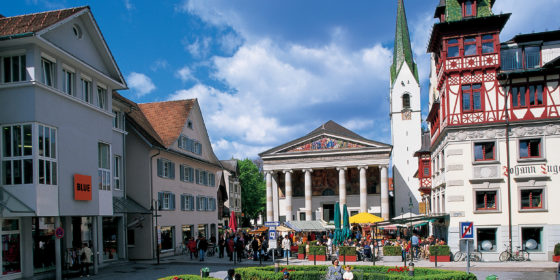 Dornbirner Marktplatz, dahinter die Pfarrkirche St. Martin, im Vordergrund das Steinhauser-Haus mit dem Cafe Steinhauser, Stadt-Kulturrouten Dornbirn