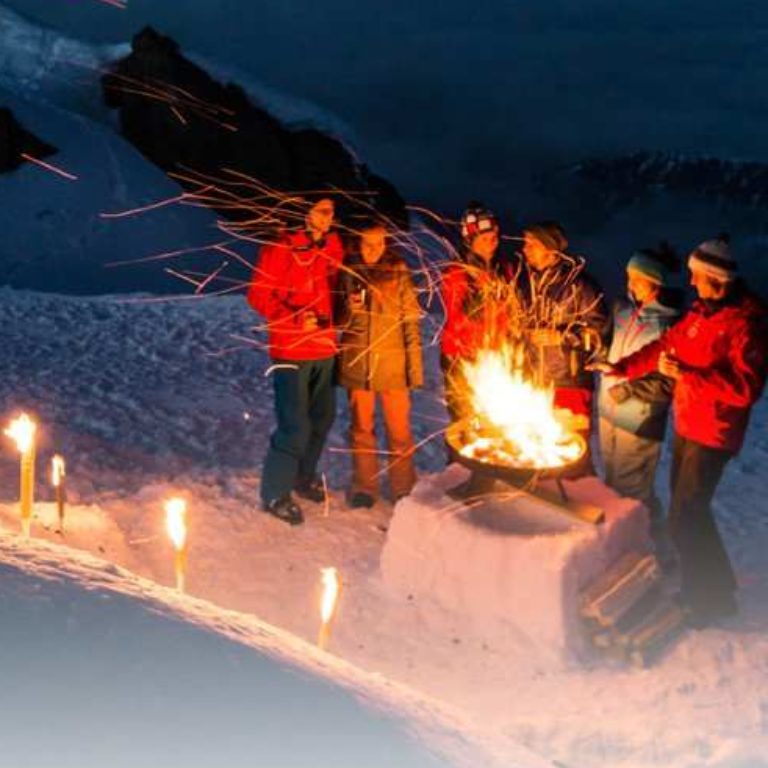 Im Iglu übernachten, Fackelwanderung (c) Montafon Tourismus-GmbH