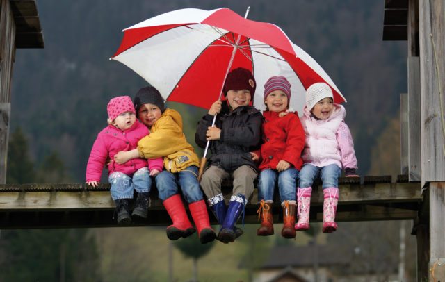 Aprilwetter, Kinder mit Regenschirm © Ludwig Berchtold/Vorarlberg Tourismus