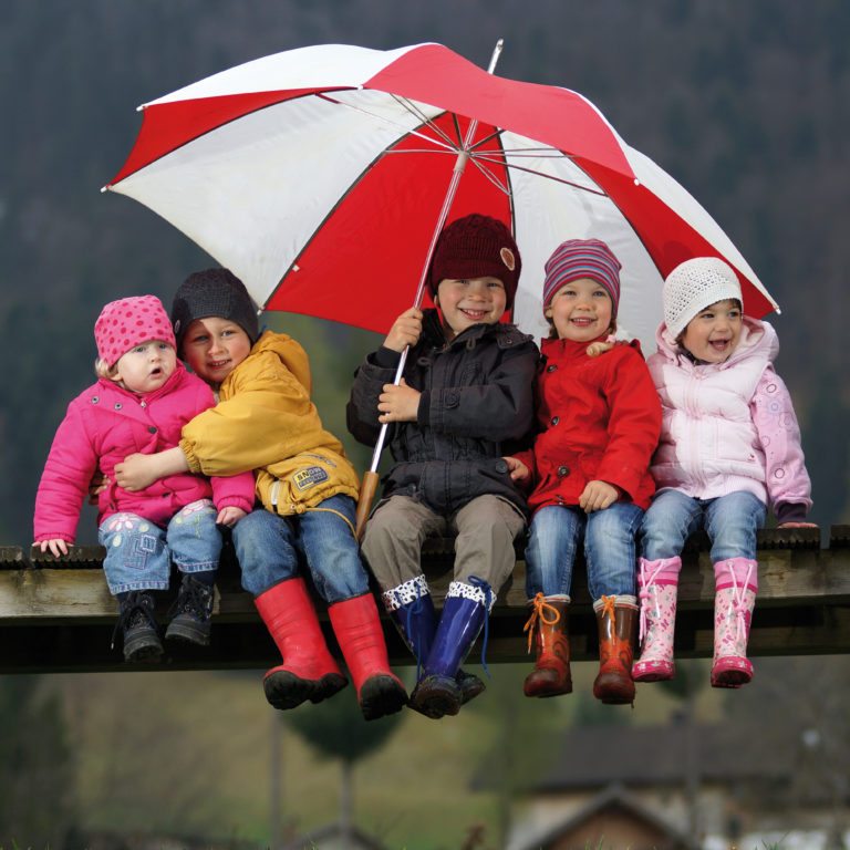 Aprilwetter, Kinder mit Regenschirm © Ludwig Berchtold/Vorarlberg Tourismus