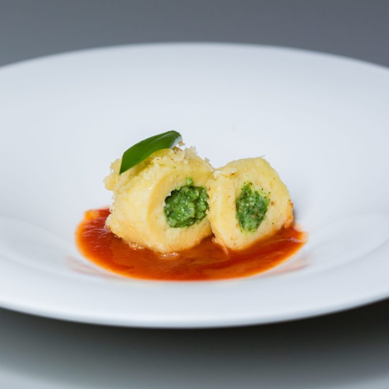 Bärlauch-Käseknödel mit Tomatenkompott © Restaurant Schulhus Krumbach