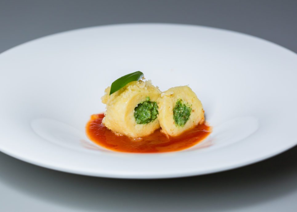 Bärlauch-Käseknödel mit Tomatenkompott © Restaurant Schulhus Krumbach Bärlauch-Käseknödel mit Tomatenkompott © Restaurant Schulhus Krumbach