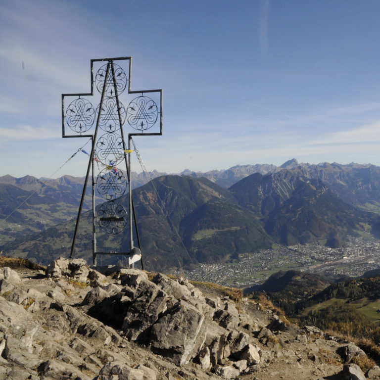 Am Gipfel der Mondspitze Rund 1.400 Meter unterhalb breitet sich die Alpenstadt Bludenz aus, das Klostertal schlängelt sich Richtung Arlbergpass. © Peter Freiberger / Vorarlberg Tourismus