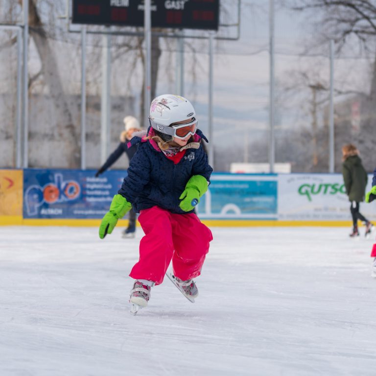 Kinder beim Eislaufen am Eislaufplatz in Hohenems.