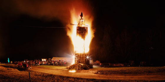 Ein brennender Funken in Kehlegg in Dornbirn, Menschen stehen rundum und sehen zu