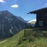 Sonna-Alp mit Blick auf die Walser Bergkette