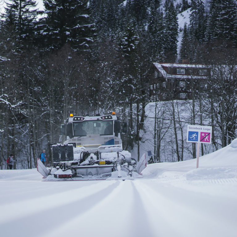 Loipenfahrzeug Loipenteam Mittelberg © Dietmar Denger / Vorarlberg Tourismus