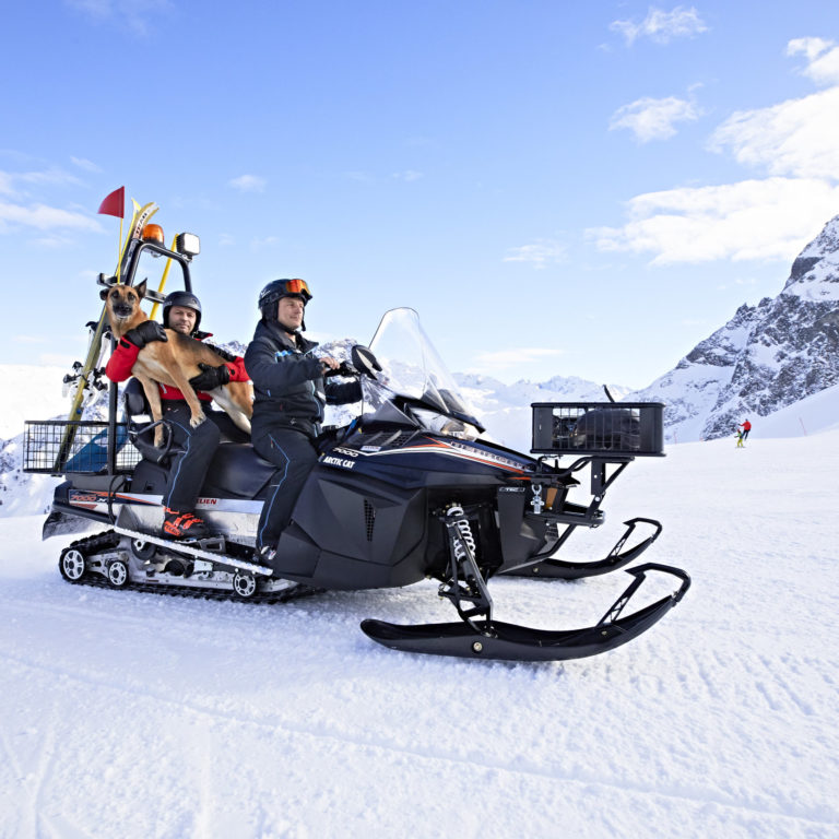 Lawinensuchhund Bora mit Bertram Klehenz © Gert Krautbauer / Vorarlberg Tourismus