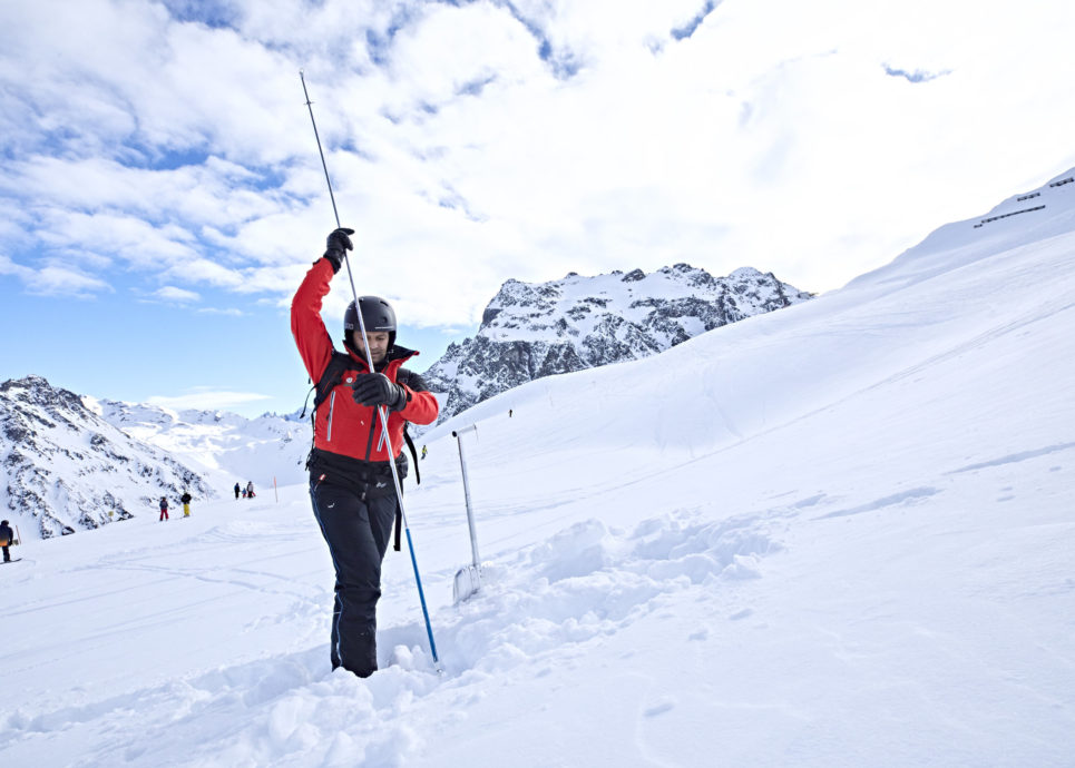 Lawinensuchhund Bora mit Bertram Klehenz © Gert Krautbauer / Vorarlberg Tourismus