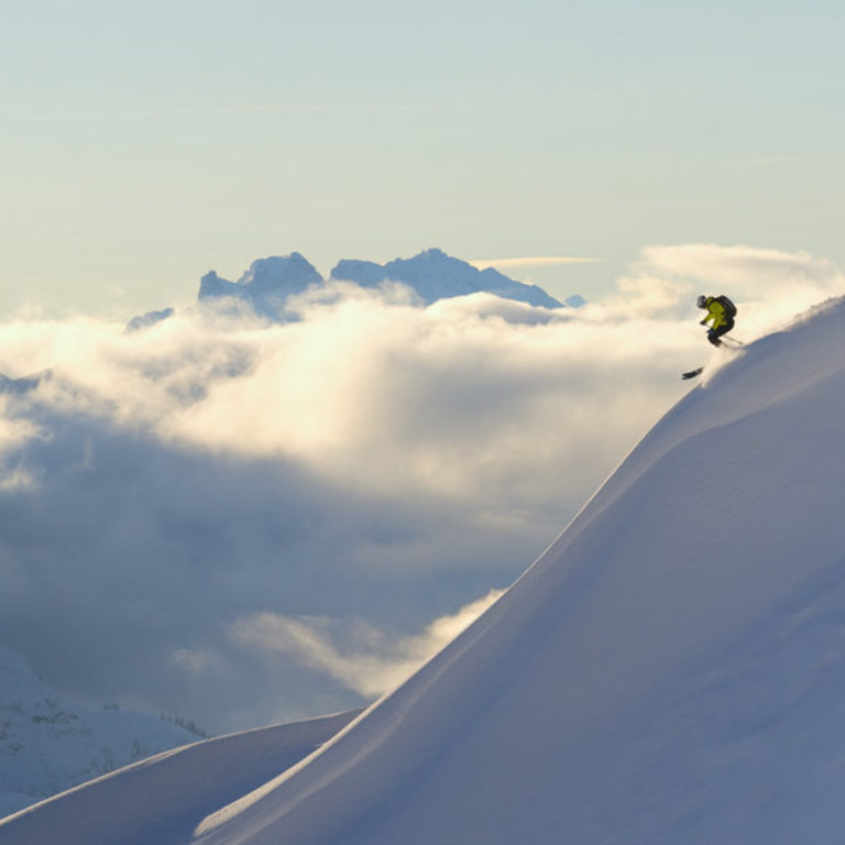 Skifahrer Panorama Pfannenkopf Alpe Rauz Arlberg © Sepp Mallaun / Vorarlberg Tourismus