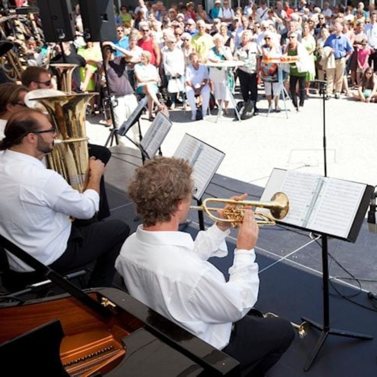 Tag der Wiener Symphoniker, Bläserensemble spielt auf der Open Air Bühne am Kornmarktplatz in Bregenz (c) Bregenzer Festspiele / Wiener Symphoniker