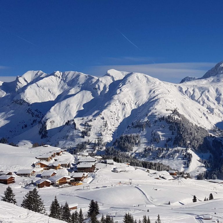 Ortsansicht Lech und Skigebiet Arlberg (c) Lech Zuers Tourismus by Markus Hahn