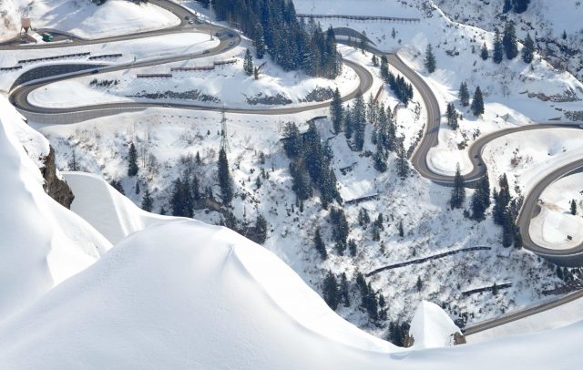 Die winterliche Flexenpass Straße Lech Zürs am Arlberg mit ihren Kehren. Verkehr und Wetter Vorarlberg
