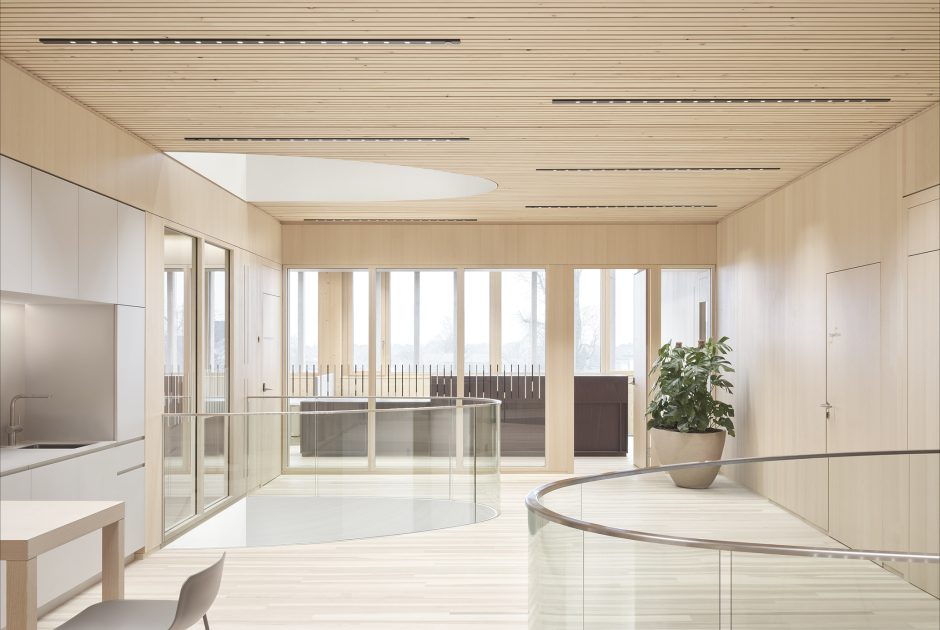 Neues Rathaus Hohenems, innen mit viel Holz und sehr hell