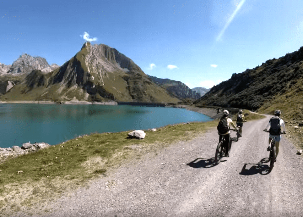 E-Biken im Zuger Tal (c) Lech Zuers Tourismus