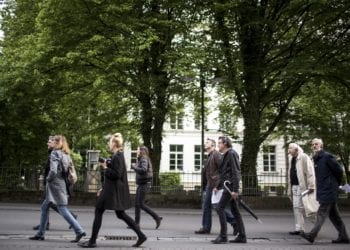 Einige Menschen folgen einer Führung zum Anlass der Architekturtage 2019, Kultur- und Architekturführungen in Vorarlberg