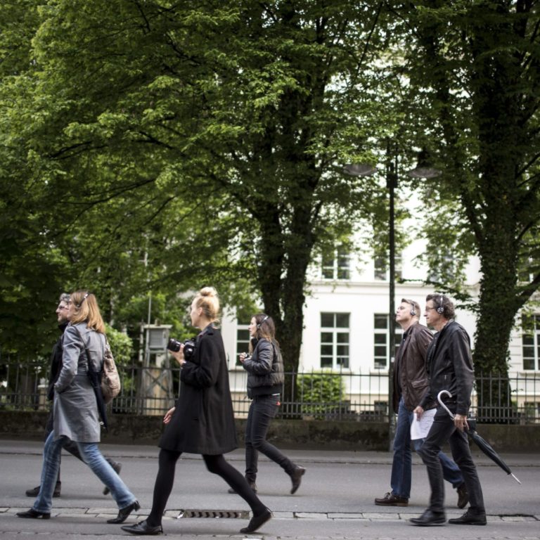 Einige Menschen folgen einer Führung zum Anlass der Architekturtage 2019, Kultur- und Architekturführungen in Vorarlberg
