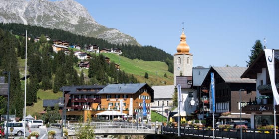 Lech am Arlberg, mit Pfarrkirche (c) Bernadette Otter / Lech Zürs Tourismus