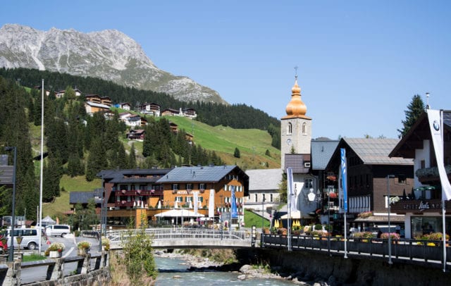 Lech am Arlberg, mit Pfarrkirche (c) Bernadette Otter / Lech Zürs Tourismus