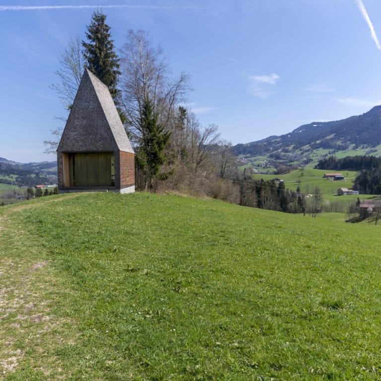 Die Kapelle Salgenreute in Krumbach im Bregenzerwald, eingebettet in grüne Landschaft