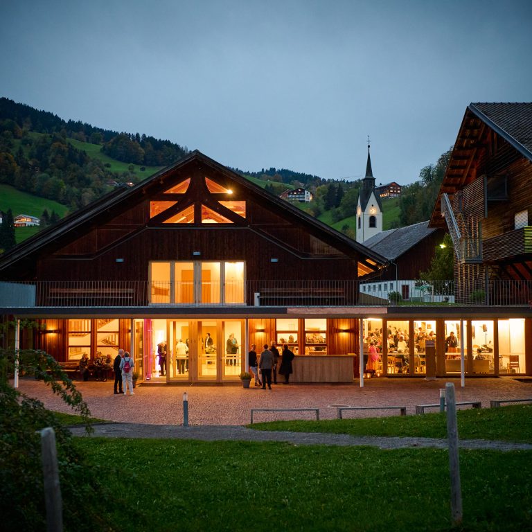 Von innen beleuchteter Angelika-Kauffmann-Saal in Schwarzenberg im Bregenzerwald am Abend. Austragungsort des :alpenarte Festivals, Kultur Vorarlberg