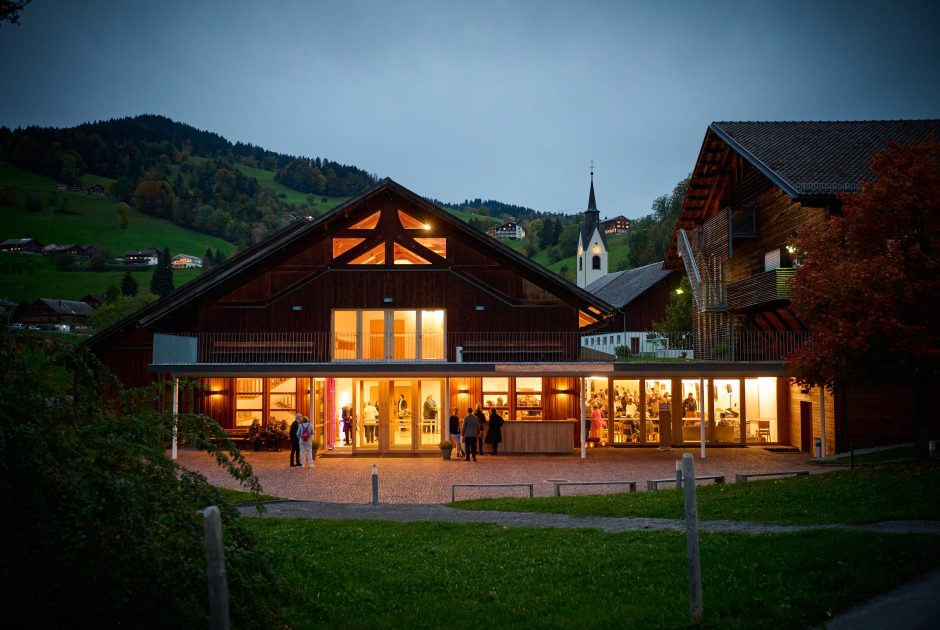 Angelika-Kauffmann-Saal in Schwarzenberg im Bregenzerwald am Abend. Austragungsort des :alpenarte Festivals