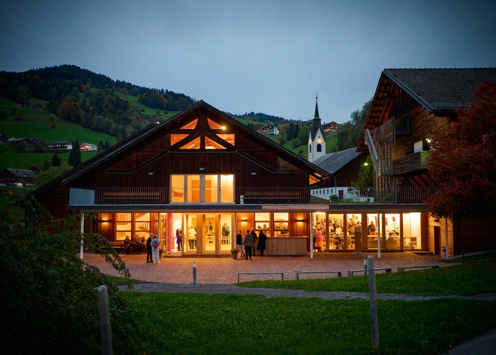 Von innen beleuchteter Angelika-Kauffmann-Saal in Schwarzenberg im Bregenzerwald am Abend. Austragungsort des :alpenarte Festivals, Kultur Vorarlberg