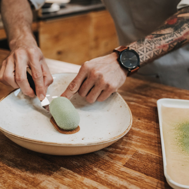 Erdbeermousse mit Airbrush anrichten © Angela Lamprecht / Vorarlberg Tourismus