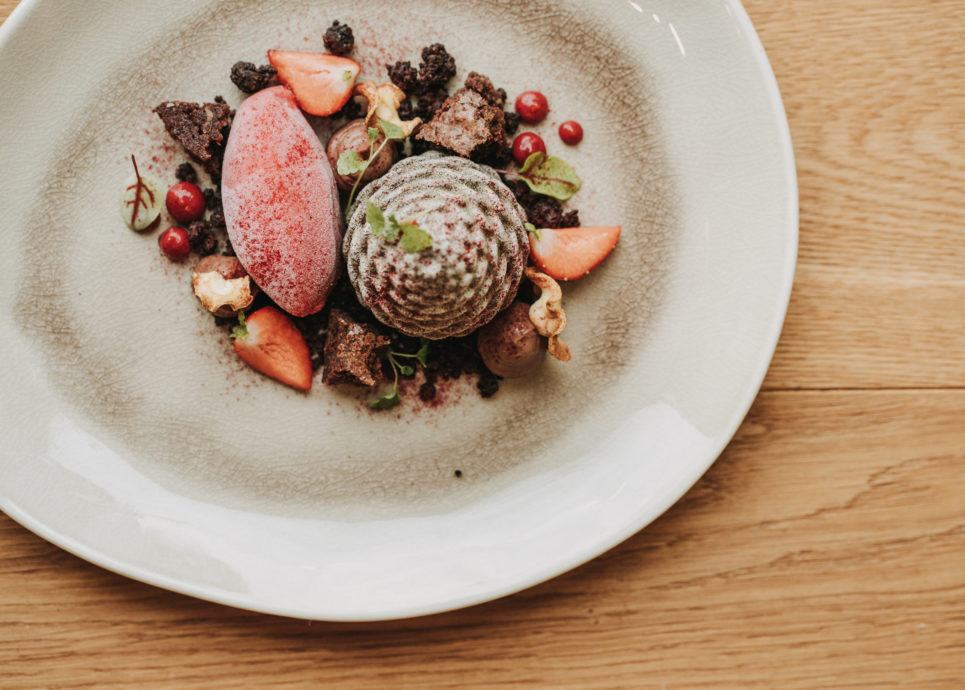 Dessert: Erdbeermousse, Rhabarber, Rote Bete Eis, Schokoladenerde © Angela Lamprecht / Vorarlberg Tourismus